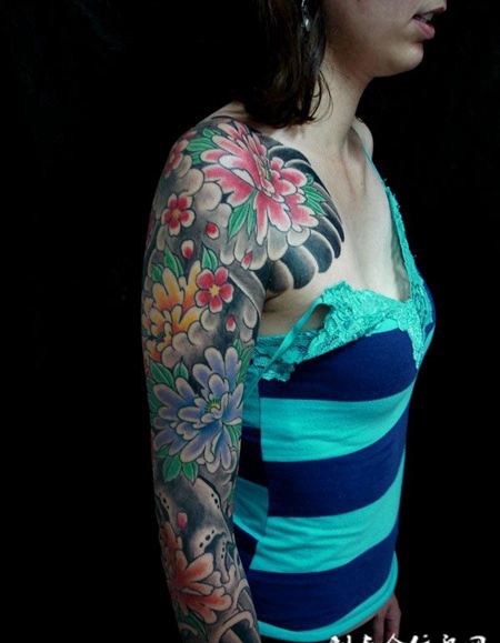 花臂纹身：牡丹群芳图