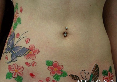 腹部的樱花蝴蝶纹身