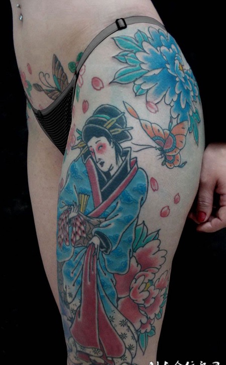 大腿蝴蝶牡丹侍女纹身图