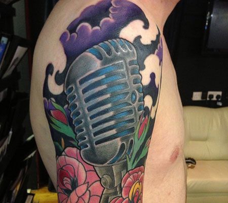大臂麦克风玫瑰花纹身图案