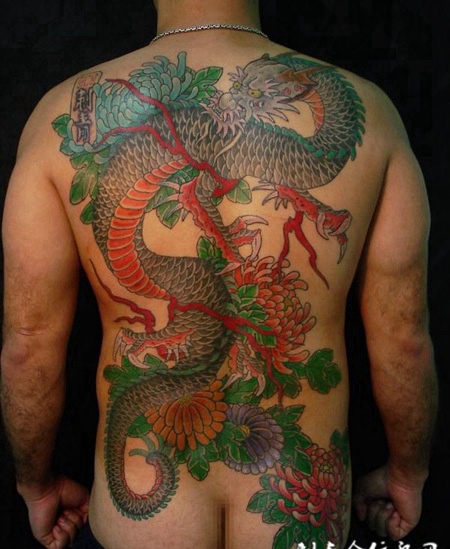 满背纹身：菊花丛中的龙