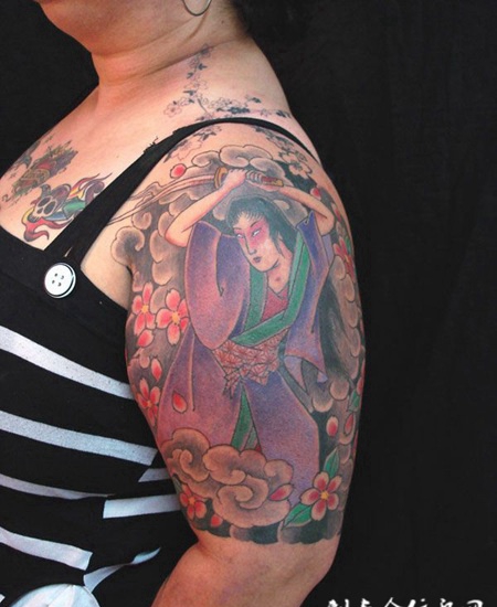 胳膊上舞刀的侍女纹身