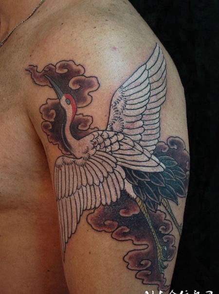 胳膊纹身：仙鹤东去