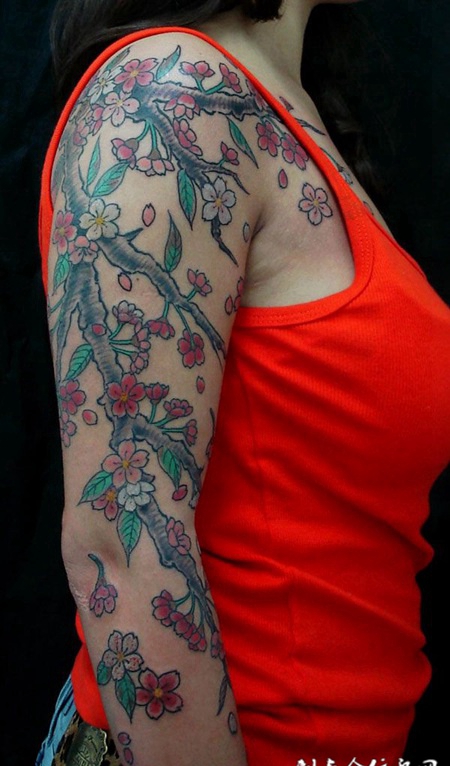 胳膊纹身：樱花落