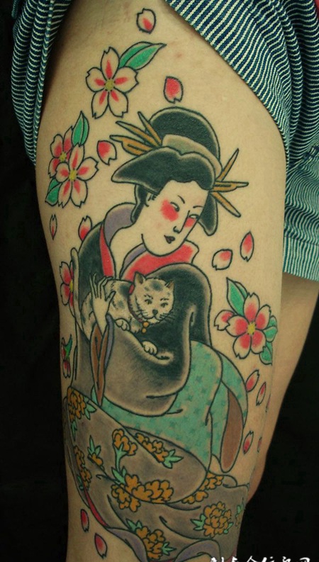 抱着猫咪的侍女纹身
