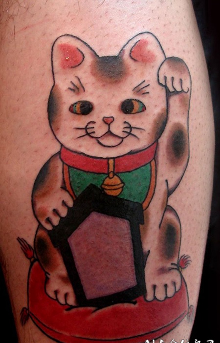 小腿纹身：招财猫