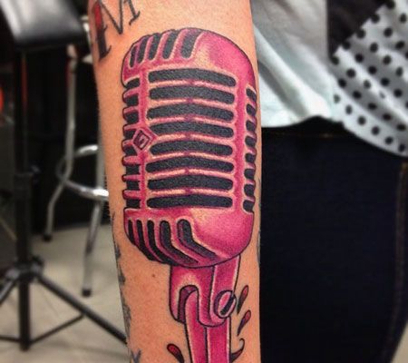 手臂上的紫色麦克风纹身图案