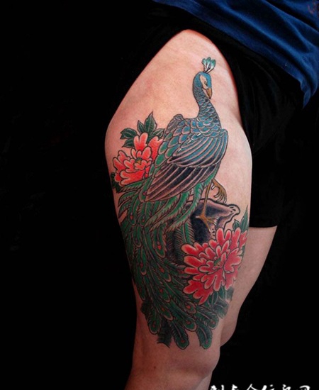 大腿上的孔雀牡丹纹身图