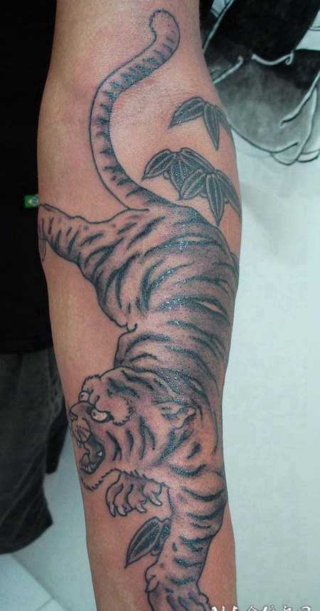 猛虎下山纹身图