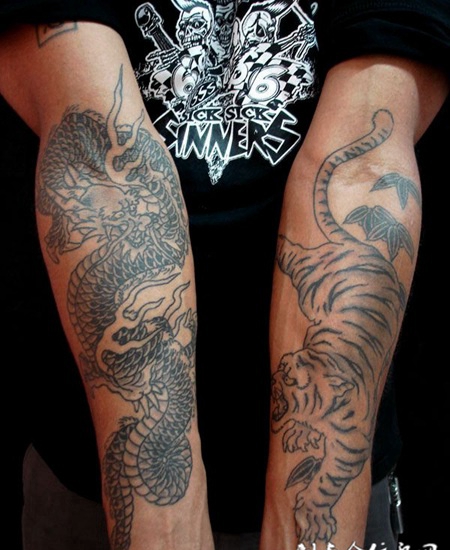 胳膊纹身：青龙白虎