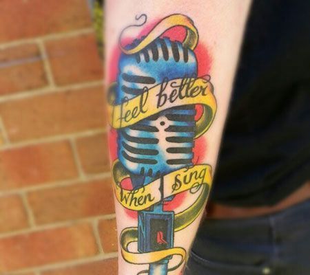 手臂蓝色麦克风纹身图案