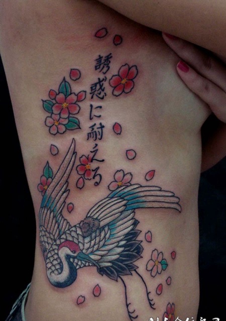 腰侧的仙鹤落花纹身