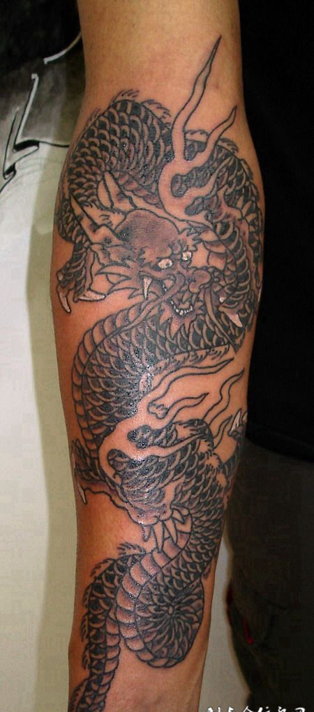 小臂龙纹身