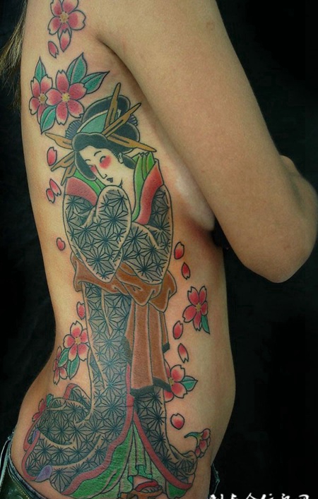 腰侧的樱花侍女纹身图
