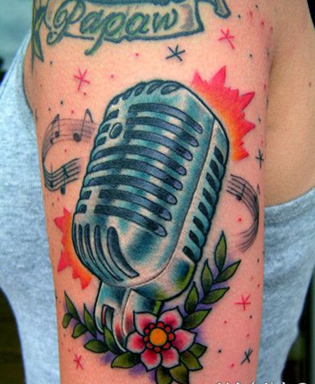 大臂上麦克风花朵纹身图案