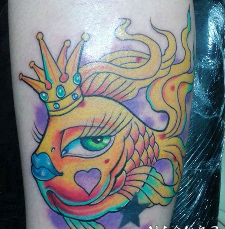 小腿上的金鱼公主纹身