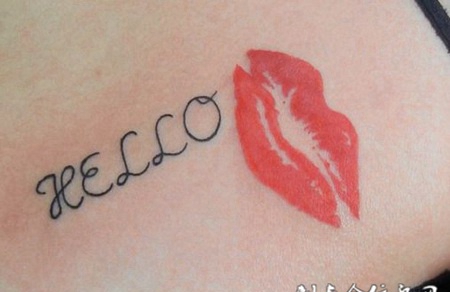 嘴唇文字示爱纹身