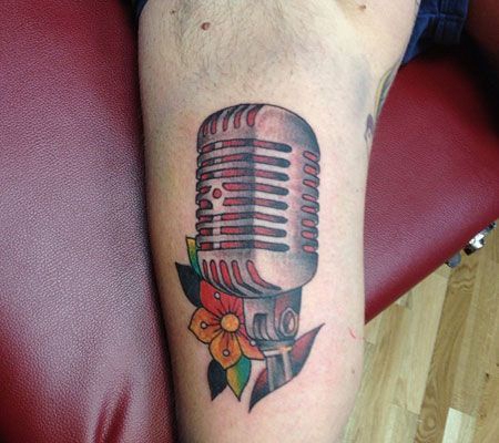 大臂红色麦克风纹身图案