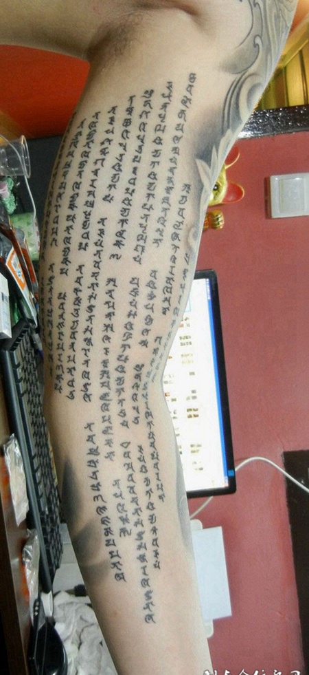 胳膊上的梵文纹身