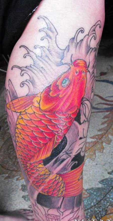 小腿上的红鲤鱼纹身