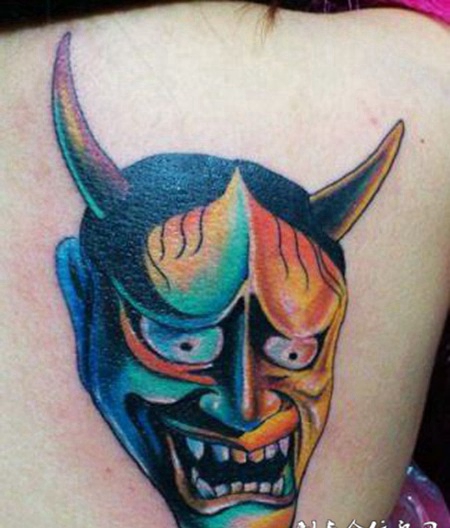 后背上的阴阳般若面具纹身