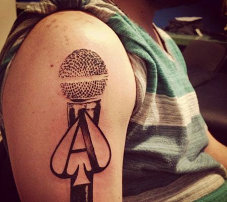 大臂点刺麦克风纹身图案
