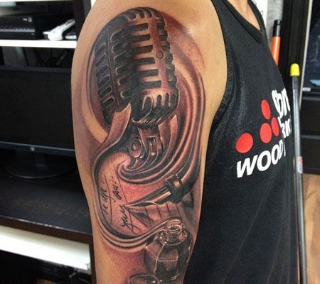 大臂麦克风墨水纹身图案