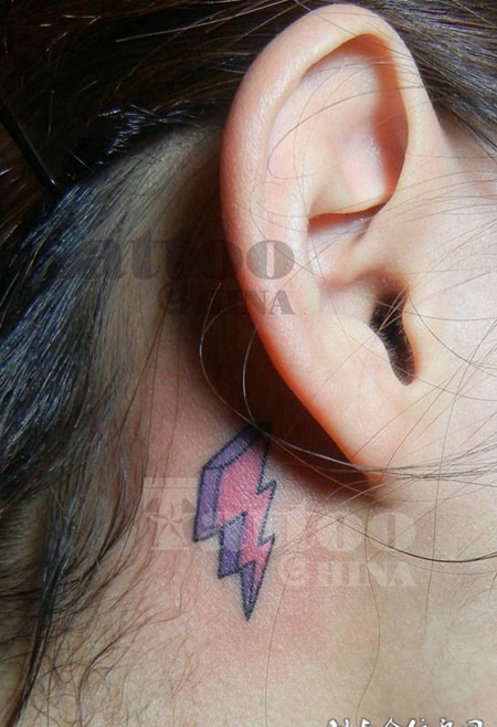 耳后的雷霆纹身