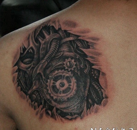 肩后的3D机械纹身