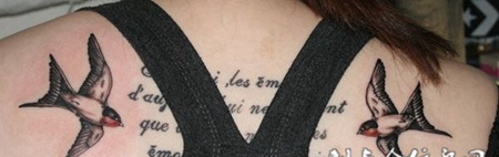 对飞的燕子纹身