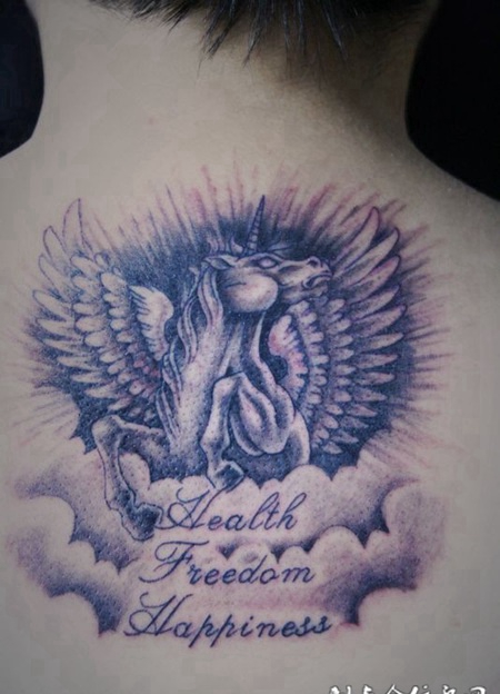 后背的独角兽翅膀纹身