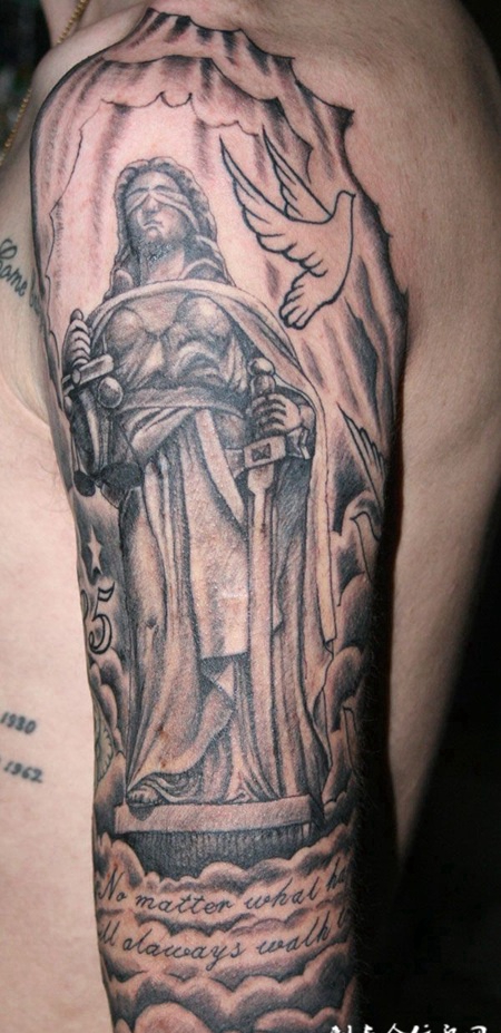 胳膊上的自由女神像纹身