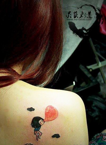 背部吹气球的卡通女子纹身图案