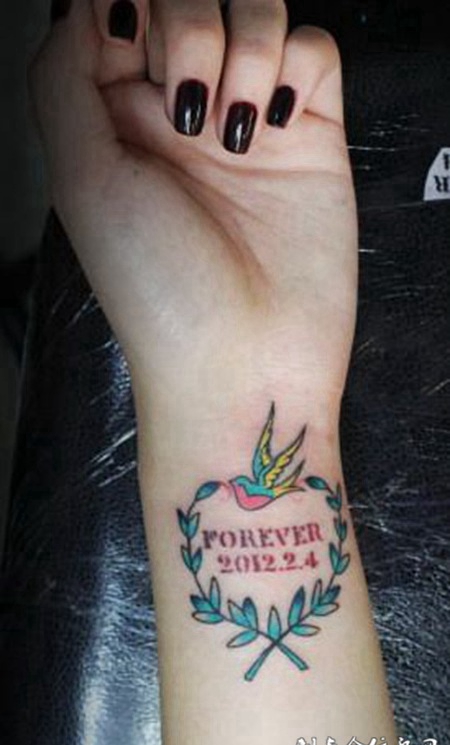 手腕上的鸽子橄榄枝纹身