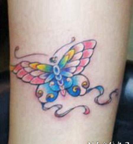 小腿上的彩色蝴蝶纹身