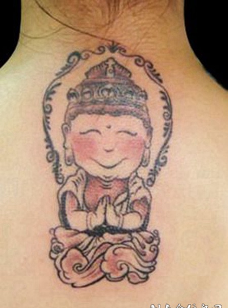 后背上的微笑小佛陀纹身