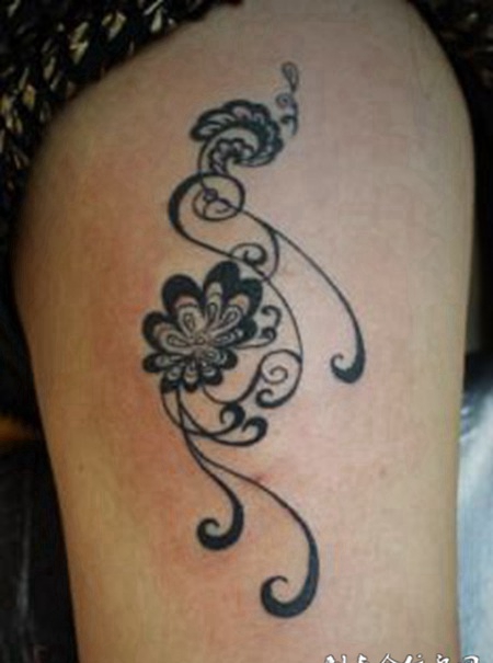 大腿上蝴蝶与花的组合纹身