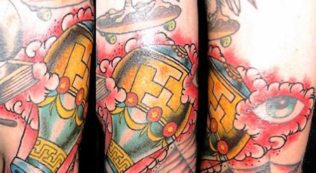 大臂上的热气球纹身图案