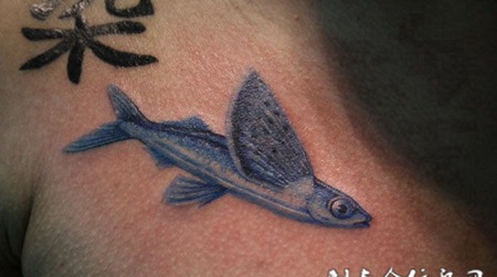 长翅膀的鱼纹身