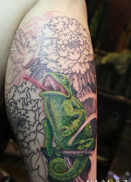 小腿上的变色龙纹身图案
