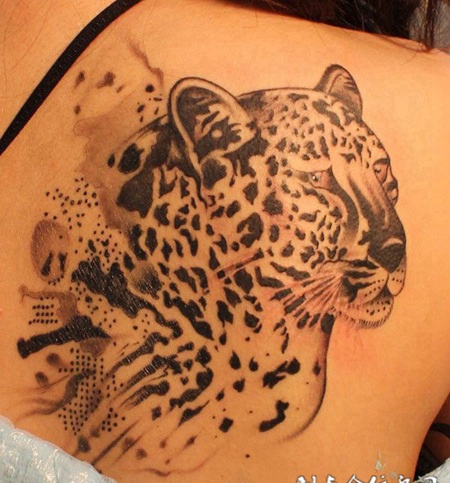 肩后的豹头纹身