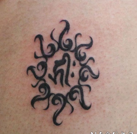 太阳花梵文纹身