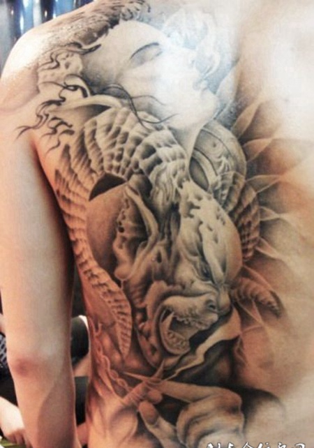 后背上的黑白佛魔纹身