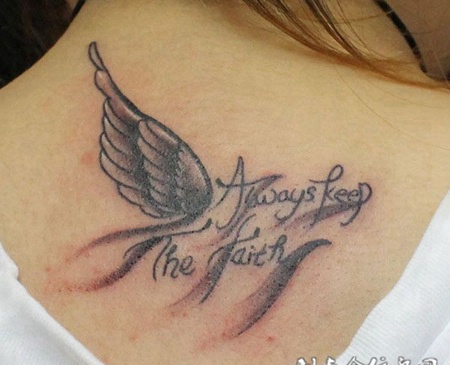 后背上的一只翅膀纹身