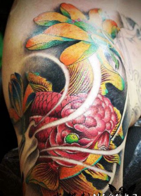 胳膊上的传统金鱼纹身