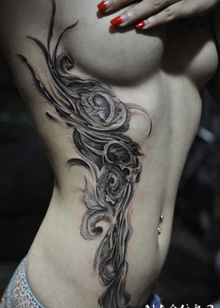 腰侧的抽象藤蔓纹身