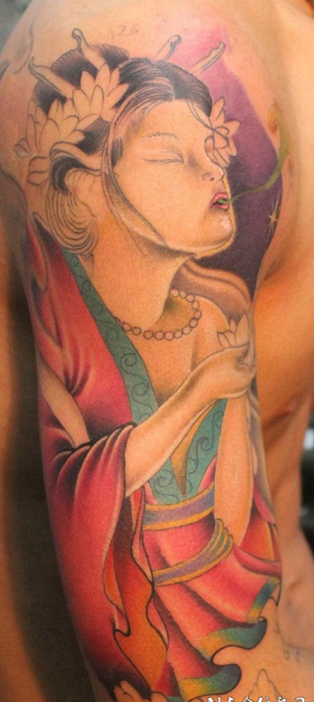 胳膊上的传统侍女纹身图