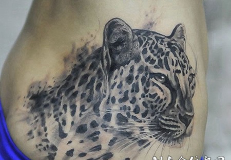 腰侧的豹头纹身