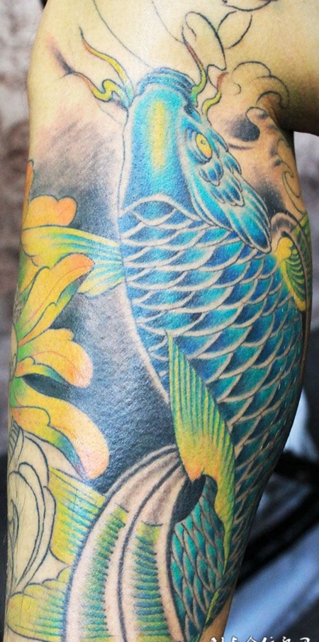 小腿上的传统蓝色鲤鱼纹身