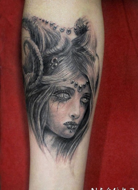 胳膊上的黑灰魔女纹身